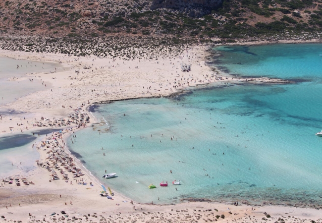 Crystal-clear beach in Crete, ideal for families and retirees relocating to Greece