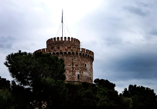 Seaside view of Thessaloniki’s White Tower, a cultural hub for expats moving to northern Greece