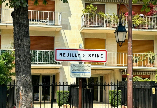 Local shops and cafés in Neuilly-sur-Seine near Paris